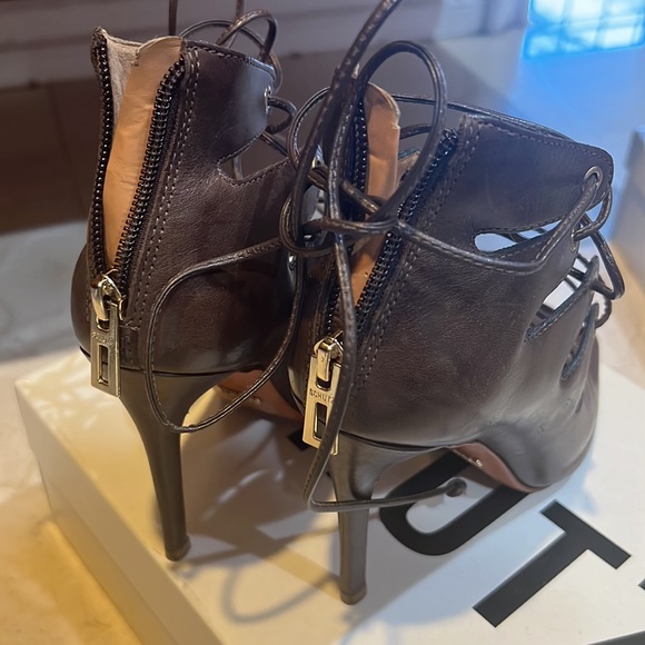 Heels - Picture 3 of 4